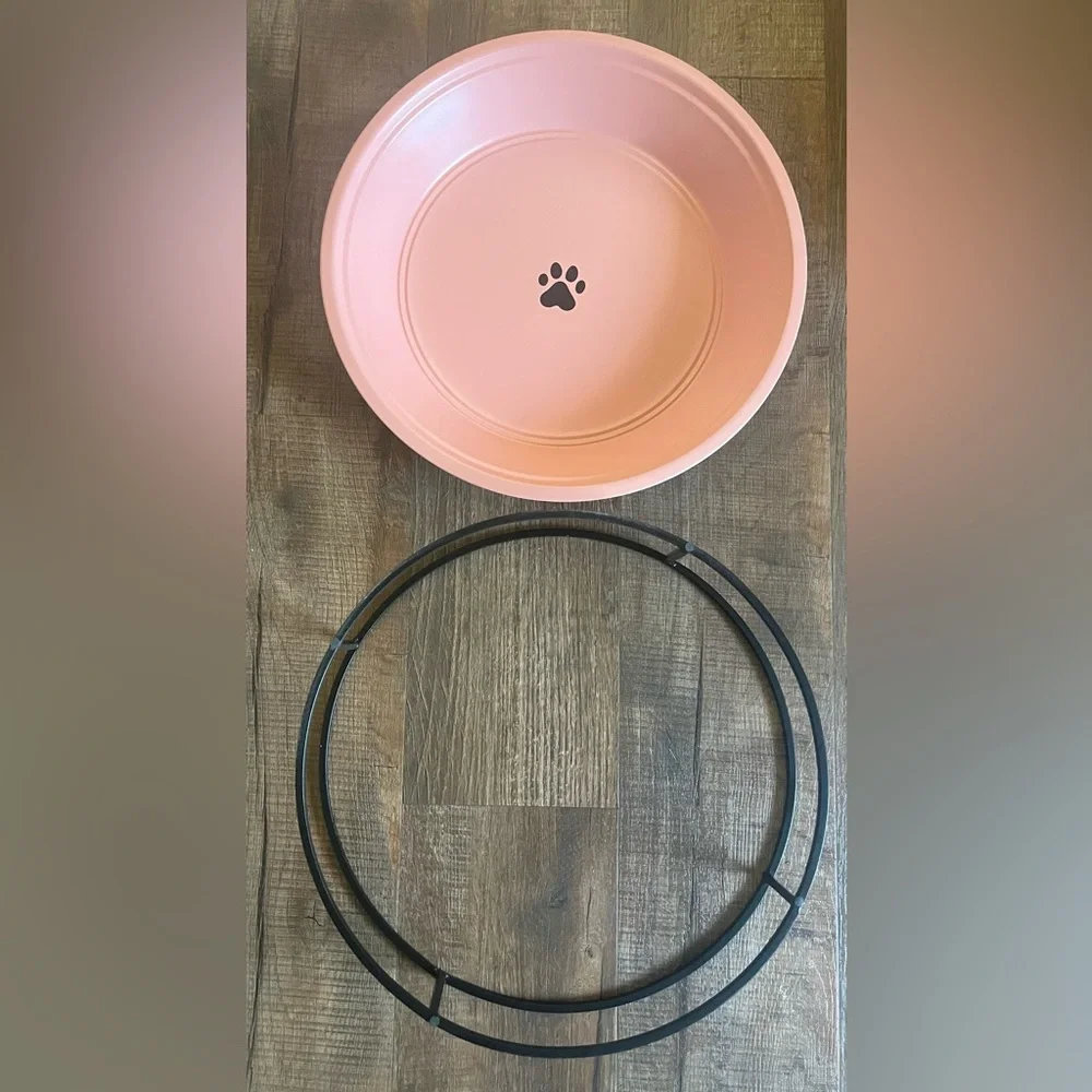 Elevated stainless steel 18-Cup Pet water/food Bowl-Peach with Black Stand. NWT.